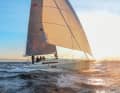 Lo spazioso yacht di undici metri ha un dislocamento di sole 4,8 tonnellate e solleva la prua con 15 nodi di vento.