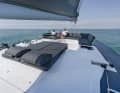 Genießen in luftiger Höhe. Die Flybridge bietet viele Möglichkeiten zum Sonnenbaden und Faulenzen 