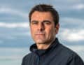 Damien Guillou. Der 39-jährige Franzose geht mit der Rustler 36 „PRB“ an den Start. Als Profisegler mit starken Sponsoren und einem Team  im Rücken sind er und sein Boot sehr gut vorbereitet. Sein Ziel ist, das GGR zu  gewinnen.