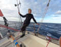 Cette femme de 39 ans a grandi en Afrique du Sud ; son père est allemand et sa mère anglaise. En tant que skipper professionnel, elle a déjà parcouru de nombreux miles nautiques, même sous les hautes latitudes, notamment sur le yacht d'expédition "Pelagic Australis" de Skip Novak.