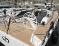 Un large cockpit et beaucoup d'espace. Avec des coussins supplémentaires sur les ponts, c'est aussi très confortable.