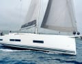 A white giant: The high freeboard characterises the look. However, the large hull windows can stretch the lines