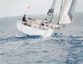 Only one rudder blade: because of the stern garage for the dinghy, the flat steering fin is built far below the hull