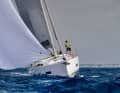 A gennaker can then be added on deeper courses. The attachment point is the fixed bowsprit