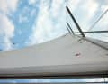 Voile : la regarder à chaque mise en place : Est-ce que toutes les glissières sont encore en place, y a-t-il des déchirures ? En fin de saison, vérifier les coutures, les goussets de latte et les cosses.