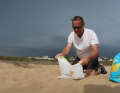 Sandsäcke füllen am Strand