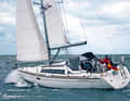 The yacht overtakes strongly at first, but then levels out. Set the rudder. Adjust the drift speed and angle to the waves with the mainsail. By the way: A self-tacking jib can be prevented from tacking with a soft shackle on the jib iron