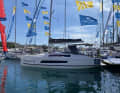 High freeboard, full hull, huge hull window. The new Dufour 37 in profile