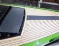 Stromproduzenten. Solarpaneele auf dem Vordeck laden die Batterien des Elektromotors