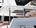 Das lang gezogene Dach der Flybridge sorgt für guten Sonnenschutz