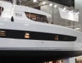 The black strip not only conceals the hull windows, but also visually flattens the height of the side walls