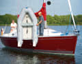 An der Bugöse eingeschäkelt, lässt sich der Tender leicht kranen.