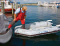 A destra: il passaggio a prua per entrare nel gommone
