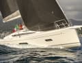 Die nach hinten geneigten Rumpffenster sind typisch für Italia Yachts. Die Markenidentität bleibt auch beim jüngsten Schiff erhalten