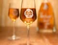 AHJ - les initiales d'Andreas Heinrich Johannsen ornent le verre
