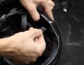 Ici, les sangles sont fixées dans le casque