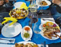 Dal mare alla griglia, poi al piatto. I marinai non si limitano a gustare le specialità di pesce e frutti di mare come qui a El Hierro.