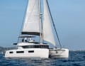 Hoch hinaus: Die Lagoon-typische  Flybridge wirkt mit dem festen Bimini  wenig ästhetisch, bietet aber eine zusätz­liche Sitzgruppe hoch überm Meer