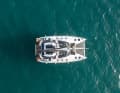 Luftaufnahme des Lagoon 51: Die vielen Decksluken sorgen für gute Belüftung, auf dem Aufbau sind optionale Solarpaneele verbaut, um das Schiff vor Anker weniger abhängig vom Generator zu machen