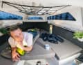 Der Niedergang ist etwas eng, unter Deck ist es aber recht wohnlich. Die Lis hat als einziges Boot keine Maststütze mitten in der Kabine