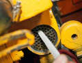 3. descale the bundle If necessary, clean it while it is installed. It is better to remove the bundle. To do this, press (hard) from behind