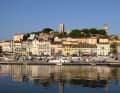 Insolitamente tranquillo: il porto turistico di Cannes si trova in pieno centro città, ai piedi del Suquet, il quartiere della città vecchia.