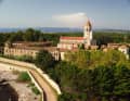 Appartato: Il monastero cistercense "Abbaye de Lérins" si trova sulla piccola isola di Saint-Honorat, al largo di Cannes.