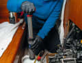 2. old oil out The old engine oil is removed from the oil pan easily and spill-free using a vacuum pump. If a collecting container fits underneath, it can also be drained. A visual inspection is important: dark and even is good, grey and viscous is a problem if it is contaminated with water!