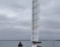 Versuchsträger. Das Wingrigg im Testmodus auf einem kleinen Trimaran