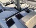 Das Deck der Sun Odyssey 490 weist viele Luken auf. Eine Selbstwendefock ist Serie, die Polster auf dem Vorschiff gibt's nur gegen Aufpreis