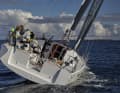 L'arrière est large et ouvert. Les sièges arrondis sont en option, tout comme la double barre à roue. En standard, le pilotage se fait avec une barre franche en retrait.