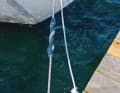 Double lines: If the fitting ashore does not inspire confidence, such as an old wooden cleat, it is better to use additional lines and alternatively cover them, in this case around the supporting structure of the jetty. The second lines should be a little looser than the actual mooring lines
