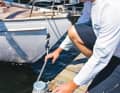 With shock absorbers: Rubber shock absorbers are best, but steel springs are also suitable. During storms, the shock absorbers are not used to increase comfort, but to reduce load peaks that could otherwise lead to fittings being torn out or lines breaking