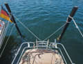 Crossing lines: The wider the stern of the yacht and the shorter the distance to the poles, the more sense it makes to cross. The angle of pull against transverse forces is better, but the furling is also somewhat harder