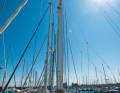 Park offset: In heavy swell or in strong gusts, yachts can heel and rock extremely even in the harbour. If the rigs then collide or even get caught, this can result in breakage or even loss of the mast. Therefore, moor the yachts with the rigs offset