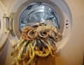 Lavé ?

 On évite les gros nœuds en plaçant chaque corde dans une taie d'oreiller supplémentaire. Une température basse et une lessive pour linge délicat sont obligatoires. Ne jamais essorer