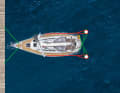 In the box: The standard mooring is with fore and aft lines (green). If the stern lines are crossed, the stern can swing out less (see right). In a very short box, additional aft lines (red) should then be deployed