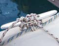 The advantages: The tensile load is distributed over many points. The main load is taken up by the winches, which are designed for strong pulling. In addition, the connection can be released by throwing off the winches themselves under load. The tow-rope should already be prepared before the rescuer arrives, then only his hawser needs to be attached