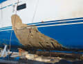 DER FALL "Polina Star III": Im Juli 2015 verlor die Oyster 825 vor Alicante/Spanien den Kiel und sank, sie konnte später geborgen werden. Eine Untersuchung der Werft ergab Fertigungsfehler. Offenbar wurden die Stöße der aus mehreren Teilen vorgefertigten Bodengruppe nicht fachgerecht laminiert. Diese ermüdeten bei der gerade ein Jahr alten Yacht schleichend, bei 5 Beaufort und eineinhalb Meter Welle brach der Kiel aus dem Rumpf.