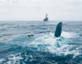 DER FALL "Cheeki Rafiki": Die First 40.7 verlor 2014 auf einer Überführung aus der Karibik nach Großbritannien den Kiel und wurde später treibend gefunden, die vier britischen Crewmitglieder werden bis heute vermisst. Eine Untersuchung ergab, dass die 2006 gebaute Yacht den gültigen Anforderungen entsprach, jedoch im Charterbetrieb offenbar mehrere Grundberührungen hatte, die nötigen Reparaturen aber, vermutlich aus Kostengründen, nicht ausreichend waren. 