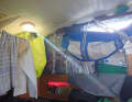 Espace de rangement restreint sous le pont