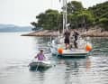 3 Then get into the dinghy and row towards the yacht with the loose line. At the same time, the skipper performs the anchor manoeuvre so that both come towards each other and meet when the dinghy man can no longer row against the lines.