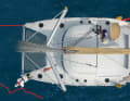 2. il est important d'assurer le catamaran le plus longtemps possible au vent afin de ne pas dériver sur un yacht sous le vent. C'est pourquoi il faut toujours détacher en premier la ligne d'amarrage située sous le vent.