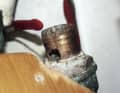 Corrosion : les passages de bord en alliage de laiton peuvent être rongés par l'eau de mer. Si les vannes sont basses sur la coque, la quantité d'eau qui entre augmente.