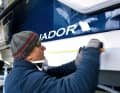 2. masking: Mask off everything that is not to be polished. In particular, the base of the antifouling as well as wood and rubber parts should be protected