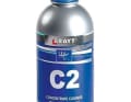 Pulitore: i residui di sale e lo sporco grossolano devono essere rimossi prima della lucidatura. A questo scopo, molti produttori offrono prodotti speciali che sciolgono il grasso. I concentrati, come il C2 di Sealine, sono molto indicati. Si diluisce con acqua in un rapporto di uno a dieci, si spruzza finemente con una bomboletta a pressione e si pulisce con un panno pulito in microfibra.
