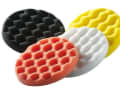 Spugne Waffle: i dischi Waffle o con pomello sono specialisti. Le versioni dure producono una forte abrasione e una macchina molto irregolare durante la normale lucidatura. Le versioni morbide, invece, sono altamente raccomandate per l'applicazione del sigillante. L'applicazione è più rapida e uniforme rispetto a quella con un panno in microfibra. I nodi massaggiano praticamente il materiale sulla superficie del gelcoat.