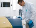 3. Den Rumpf mit Zwei-Tücher-Technik entfetten. Der eine Lappen trägt Verdünnung auf, mit dem anderen wird abgewischt