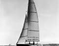 Gordon Baker goes one step further with the "Monitor" test vehicle. Even the US Navy was involved in the development of the design. The monohull had ladder foils attached to the sides. Later, converted from a conventional rig to two rigid wing sails, the "Monitor" set a record for sail-powered watercraft at 30.4 knots, which still seems respectable even today.