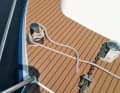 La cosa più semplice: stuoie in rotolo con un motivo in teak. Veloce, semplice e poco costoso, ma visivamente il più lontano dal decking in tondino di teak.